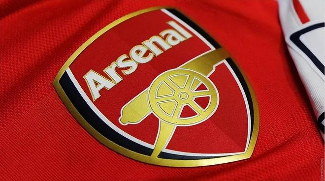 布朗运球失误 雷蒙抢断反击上篮得手