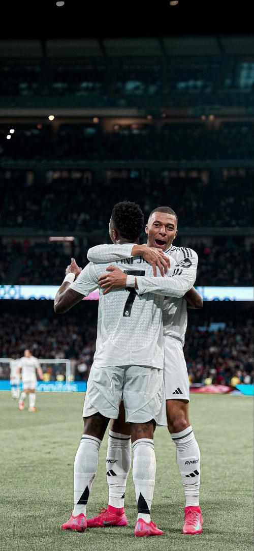 [德甲]拜仁右侧角球开出 于帕梅卡诺头球破门